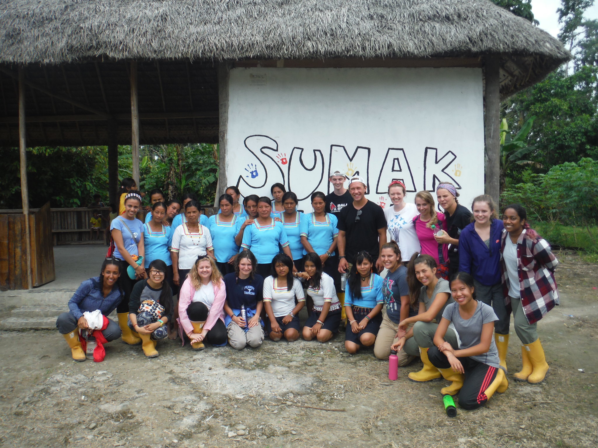 Group picture of Chegg and MeToWe interns and community members at Sumak.